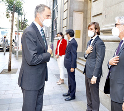 Su Majestad el Rey recibe el saludo del vicepresidente del Consejo de Administración del Grupo Prisa, Rosauro Varo