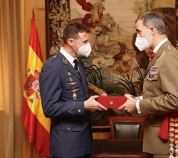 Su Majestad el Rey mantuvo un encuentro con el alumno Número Uno del Curso, el comandante del Ejército del Aire, Luis Olalla Simón
