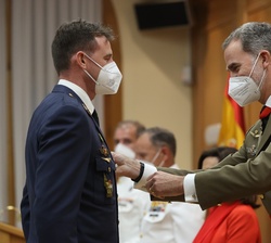 Don Felipe impuso la condecoración, como Número Uno del Curso, al comandante Olalla