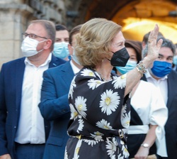 Su Majestad la Reina Doña Sofía accede a la “orchestra” del Teatro Romano