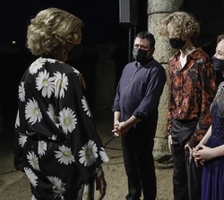 Su Majestad la Reina Doña Sofía conversa con el director y los solistas