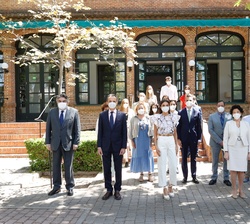 Doña Letizia junto a los becarios