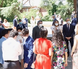 Tras finalizar la reunión, Doña Letizia conversa con los asistentes