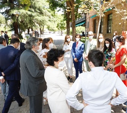 La Reina con los becarios