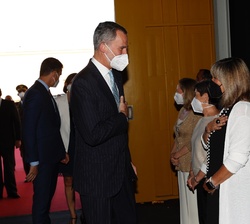 Su Majestad el Rey recibe el saludo de la presidenta de la Diputación de Barcelona y alcaldesa de Hospitalet de Llobregat,  Nuria Marín