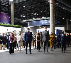 Fotografía de grupo de Su Majestad el Rey con las autoridades asistentes a la inauguración