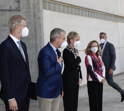 Don Felipe es recibido a su llegada al auditorio de Fira de Barcelona por las autoridades asistentes al Diálogo "La evolución humana y el futuro 