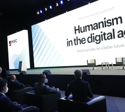 Su Majestad el Rey antes del comienzo del Diálogo "La evolución humana y el futuro de un mundo conectado"