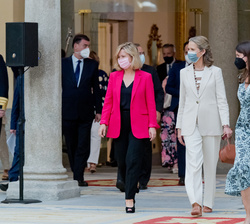 Su Alteza Real la Infanta Doña Elena acompañada por la presidenta del Consejo de Administración del Patrimonio Nacional, María de los Llanos Castellan