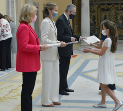 Su Alteza Real la Infanta Doña Elena entrega el premio Accésit de Educación Primaria a María Alcántara Ramos, CEIP Manuel Siurot, de Palma del Condado