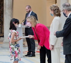 Su Alteza Real la Infanta Doña Elena entrega el premio Accésit de Educación Primaria a Valeria García Braga, CEIP Diego de Colmenares, de Segovia
