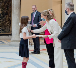 Su Alteza Real la Infanta Doña Elena entrega el Tercer premio de Educación Primaria a Manuela Arias Moncalvillo, “El comedor azul”, de 6º 