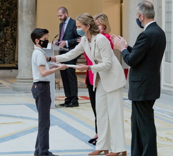 Su Alteza Real la Infanta Doña Elena entrega el Primer premio de Educación Secundaria a Fernando Barceló Félix, “La Real Granja de San Ildefonso