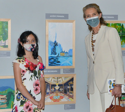 Doña Elena durante su recorrido por la exposición a su paso por el trabajo realizado por Valeria García