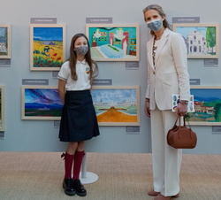 Doña Elena durante su recorrido por la exposición a su paso por el trabajo realizado por Manuela Arias Moncalvillo