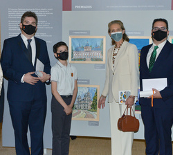 Doña Elena durante su recorrido por la exposición a su paso por el trabajo realizado por Fernando Barceló Félix