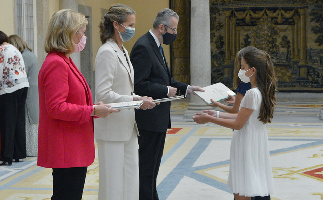 Su Alteza Real la Infanta Doña Elena entrega el premio Accésit de Educación Primaria a María Alcántara Ramos, CEIP Manuel Siurot, de Palma del Condado