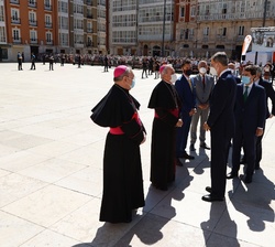 Don Felipe, tras su llegada a Burgos, conversa con las autoridades que le esperaban