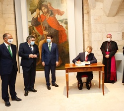 Al finalizar el recorrido, Don Felipe dedicó unas palabras en el Libro de Honor de la exposición