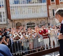 Don Felipe corresponde al saludo de los burgaleses