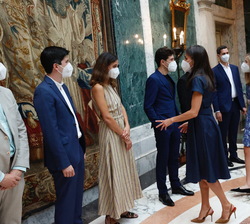 Su Majestad la Reina y Sus Altezas Reales la Princesa de Asturias y de Girona y la Infanta Doña Sofía durante los saludos a los premiados de ediciones