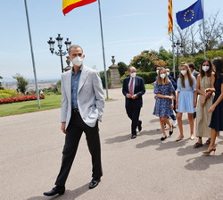 Sus Majestades los Reyes y Sus Altezas Reales la Princesa de Asturias y Girona y la Infanta Doña Sofía en el exterior del Palacio Albéniz junto a los 