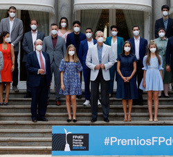 Fotografía de grupo de Sus Majestades los Reyes y Sus Altezas Reales la Princesa de Asturias y Girona y la Infanta Doña Sofía junto a los premiados de