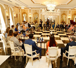 Vista general del encuentro de Sus Majestades los Reyes y Sus Altezas Reales la Princesa de Asturias y Girona y la Infanta Doña Sofía con los premiado