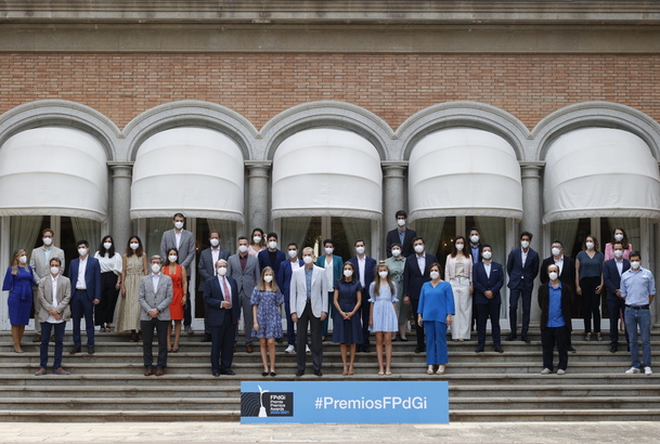 Sus Majestades los Reyes y Sus Altezas Reales la Princesa de Asturias y Girona y la Infanta Doña Sofía junto a los premiados de ediciones anteriores