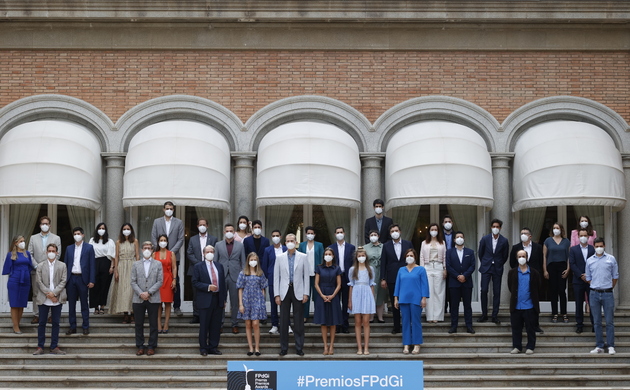 Sus Majestades los Reyes y Sus Altezas Reales la Princesa de Asturias y Girona y la Infanta Doña Sofía junto a los premiados de ediciones anteriores