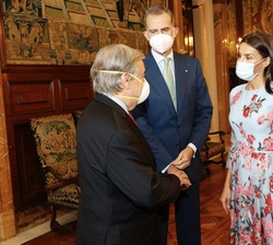 Sus Majestades los Reyes con el Secretario General de Naciones Unidas, António Guterres