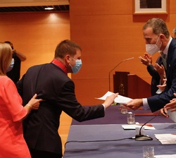 Don Felipe entrega el despacho a Hector Melero Martí, que es la primera persona con discapacidad que accede a la carrera fiscal