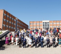 Fotografia de grupo de Su Majestad el Rey con los miembros de la LIX Promoción de la Carrera Fiscal