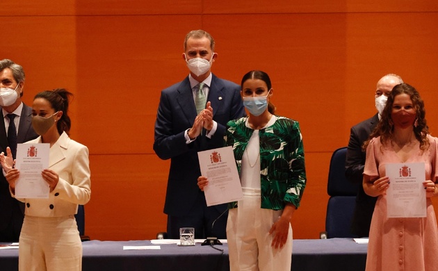 Su Majestad el Rey durante la entrega de despachos a la 59ª promoción de la Carrera Fiscal