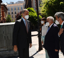 Su Majestad el Rey recibe el saludo de las autoridades de le reciben a su llegada