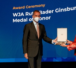 Su Majestad el Rey hace entrega de una placa como tributo a la figura de juez Ruth Bader Ginsburg a su hija Jane Gisnburg
