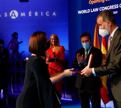Don Felipe hace entrega de la medalla a Maite Oronoz, presidenta de la Corte Suprema de Puerto Rico