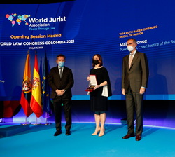 Su Majestad el Rey en el escenario junto a la premiada, Maite Oronoz, el presidente de WJA y Jane Ginsburg
