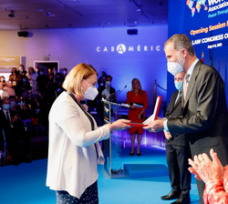 Don Felipe hace entrega de la medalla a Luz del Carmen Ibáñez, vicepresidenta de la Corte Penal Internacional (Perú)