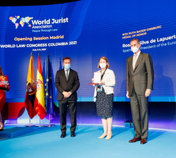 Su Majestad el Rey en el escenario junto a la premiada Luz del Carmen Ibáñez, el presidente de WJA y Jane Ginsburg