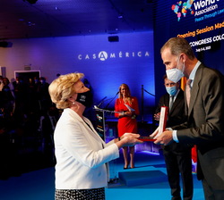Don Felipe hace entrega de la medalla a Gillian Triggs, alta comisionada adjunta de las Naciones Unidas para la Protección de los Refugiados (Australi