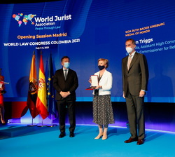  Majestad el Rey en el escenario junto a la premiada Gillian Triggs, el presidente de WJA y Jane Ginsburg