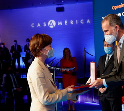 Don Felipe hace entrega de la medalla a Young Hye Kim, juez comisaria de la Comisión Nacional de Derechos Humanos (República de Corea)