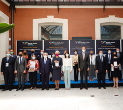 Fotografía de grupo de Su Majestad el Rey junto a las premiadas, Jane Ginsburg y representantes de las instituciones patrocinadoras