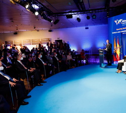 Su Majestad el Rey durante la mesa redonda "La igualdad y el estado de derecho: contribución de las Cortes Internacionales"