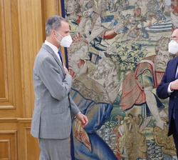 Su Majestad el Rey recibe el saludo del viceprimer ministro y ministro de Asuntos Exteriores de la República de Kazajstán, Mukhtar Tileuberdi