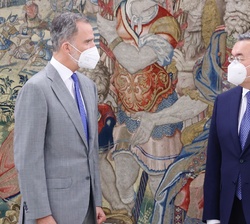 El Rey conversa con el Sr. Tileuberdi