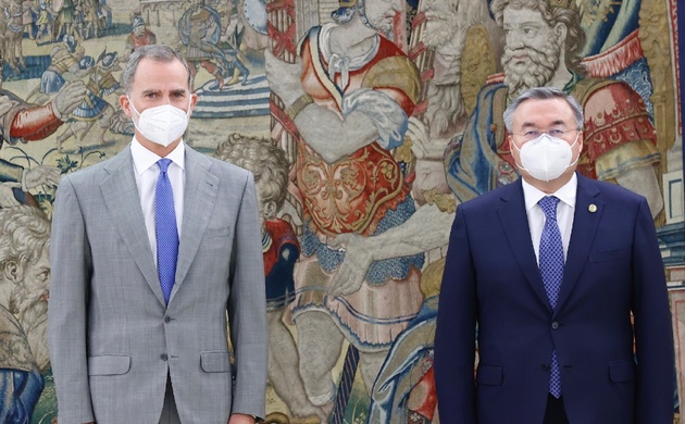 Su Majestad el Rey junto al viceprimer ministro y ministro de Asuntos Exteriores de la República de Kazajstán, Mukhtar Tileuberdi