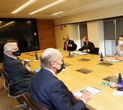 Doña Letizia en la reunión de trabajo con miembros del equipo directivo de Abertis y su Fundación y de UNICEF España