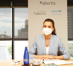 Doña Letizia preside la reunión de trabajo con miembros del equipo directivo de Abertis y su Fundación y de UNICEF España